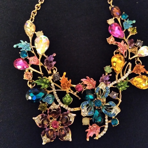 Jewelry - Beautiful floral statement necklace